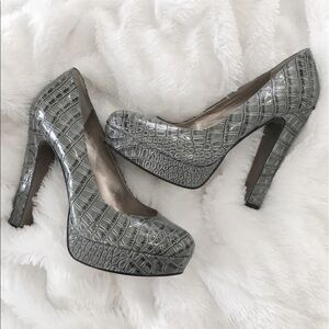 BCBG Grey Snakeskin Pumps Platform Size 9/39